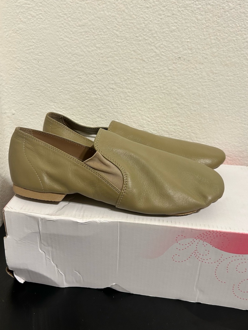 BCG Women’s Jazz Dance Shoes Khaki Leather Slip On Split Sole Size 7B - Picture 3 of 9
